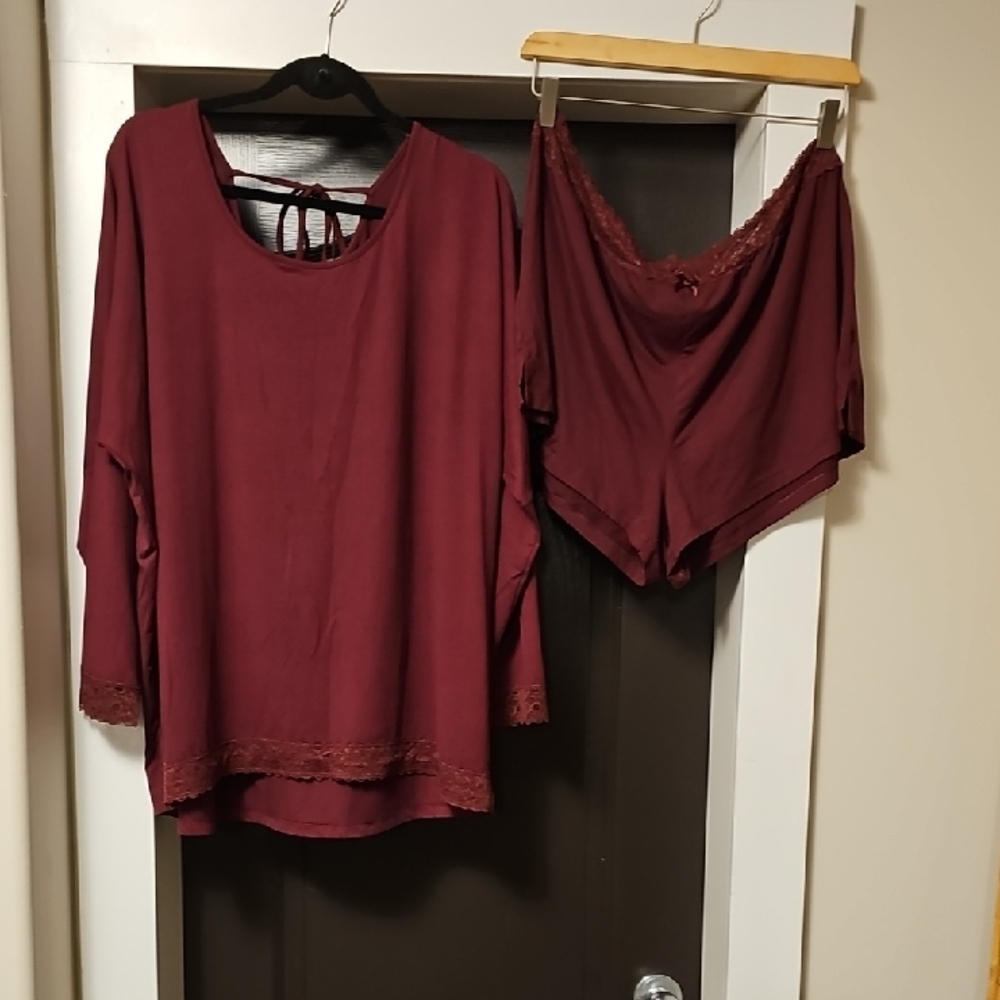 LA VIE EN ROSE Lace-Trim Nightwear in Deep Wine